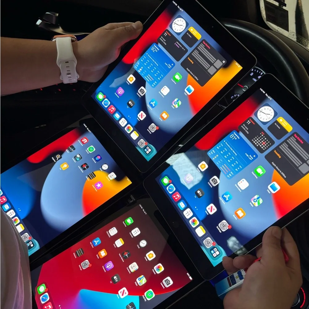 Gen 6 iPads 32 gb 120 have rose gold and space grey they go fast contact me